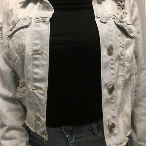 Cropped lightwash denim Jacket - Picture 3 of 6